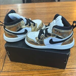 Nike Toddler/Kids Metallic Gold and Black Sneakers Size 6C